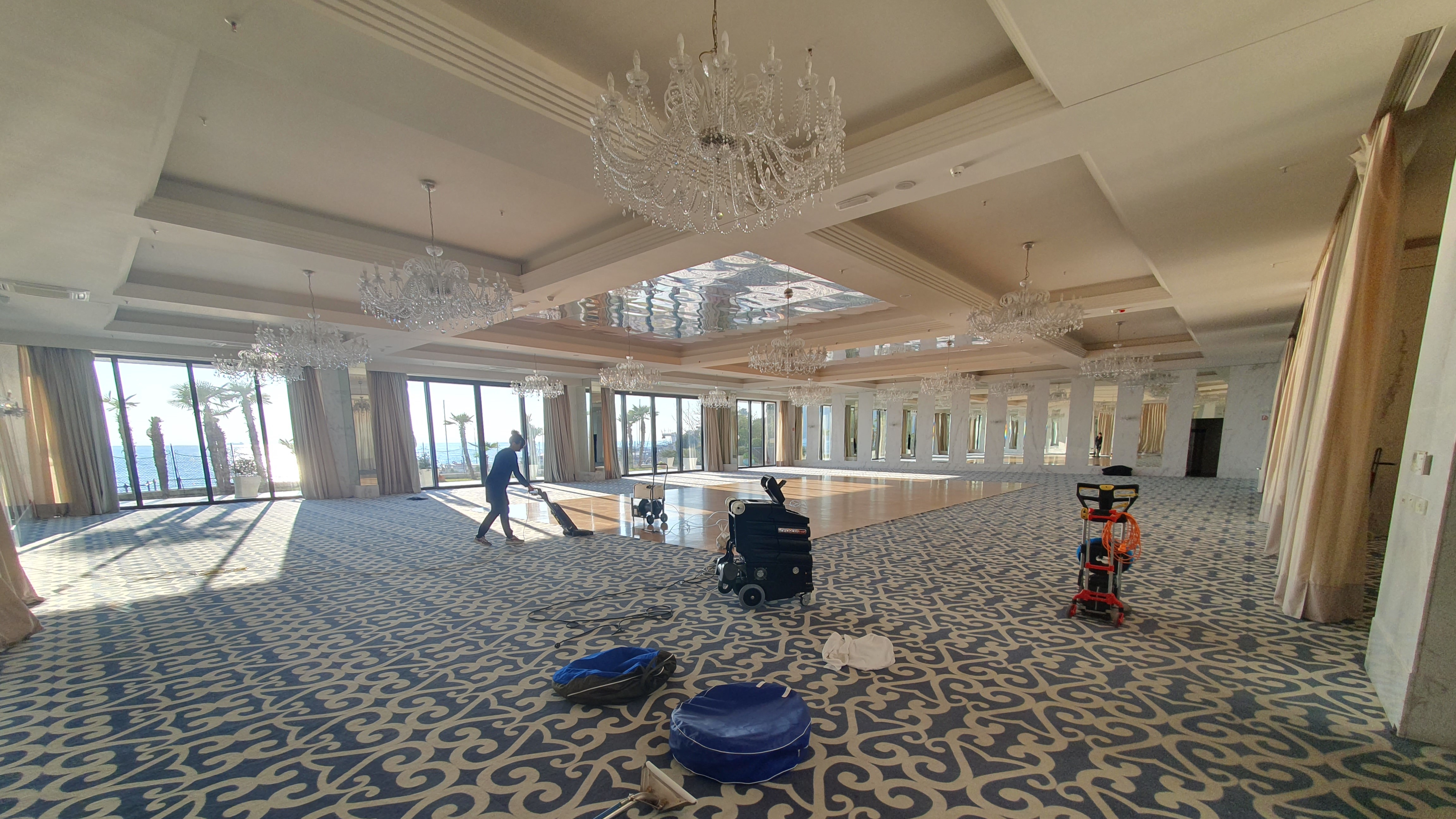 Dubinsko čišćenje velike hotelske dvorane